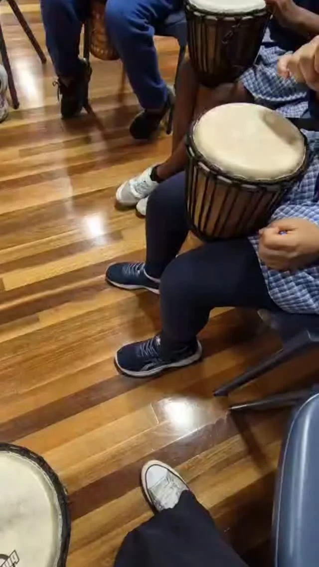 Year 6 Students at Merrylands East Public School show how powerful rhythm can be. Through shared rhythm, they’re building regulation, connection and confidence in a way that feels fun and safe.  This is Expressive Therapy in action!  Turn up the sound and feel the beat! 🔊  #rhythm2recovery #R2R #ExpressiveTherapy #KidsXpress #schoolbasedmentalhealth